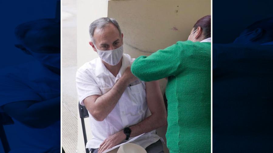 López-Gatell recibe vacuna contra el coronavirus 
