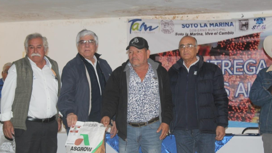 Gobierno del Estado dota de semilla de sorgo subsidiada a productores de Soto La Marina