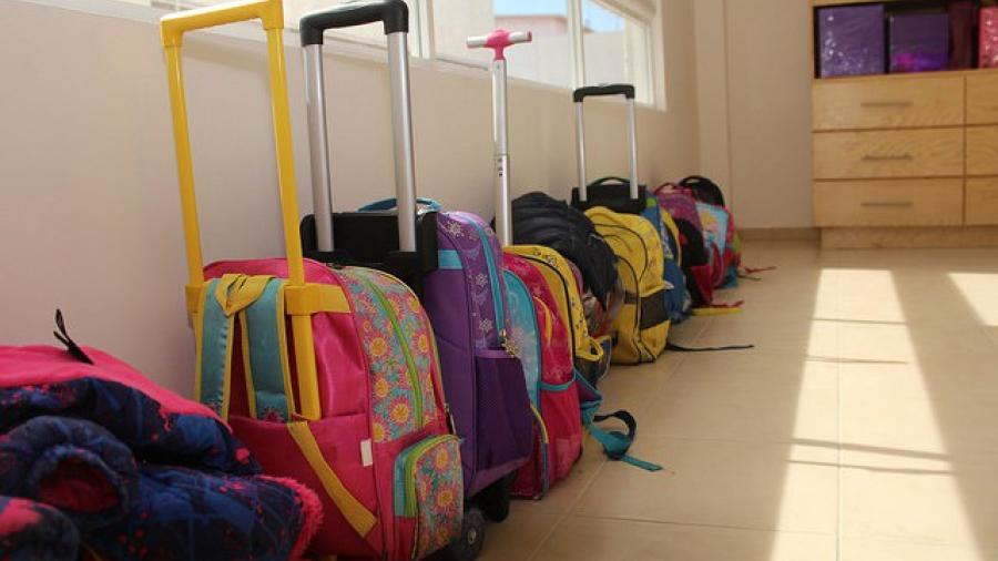 Buscan implementar uso de mochilas transparentes en escuelas 