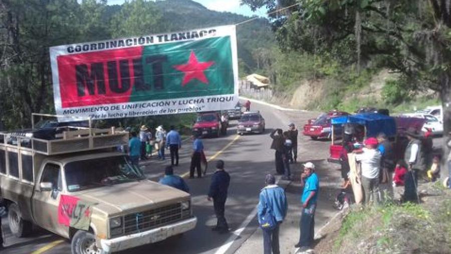 Bloquean carreteras de Oaxaca para exigir recursos