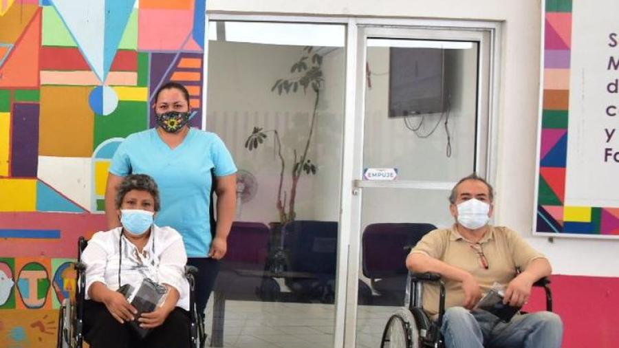 DIF Reynosa entregó sillas de ruedas a ciudadanos que hicieron petición 