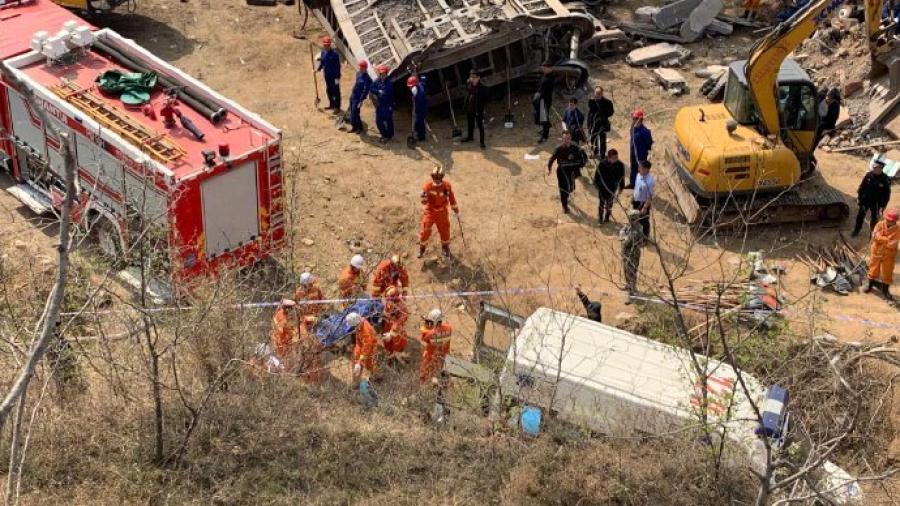Descarrilamiento de tren deja seis muertos en China