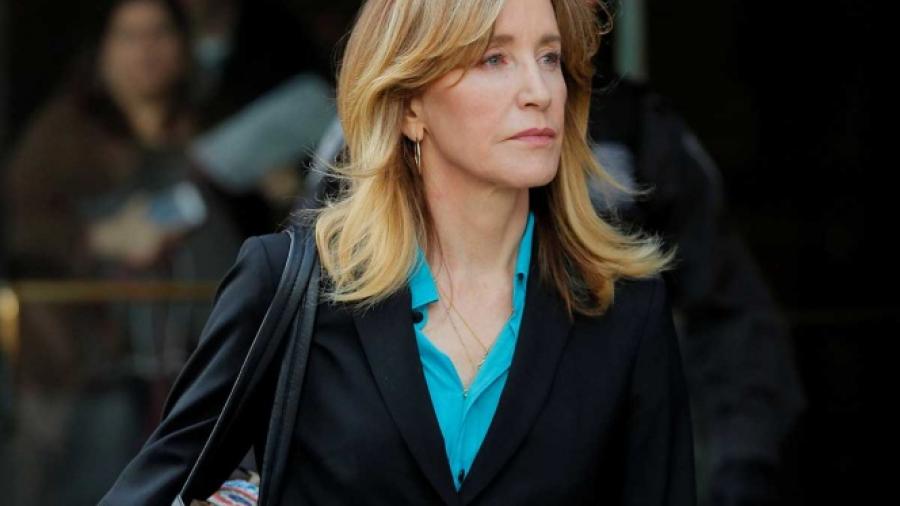 Huffman y 12 padres se declaran culpables de estafa universitaria