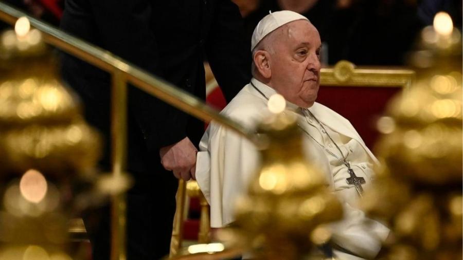 Papa Francisco no presenta complicaciones pulmonares, tras someterse a un TAC