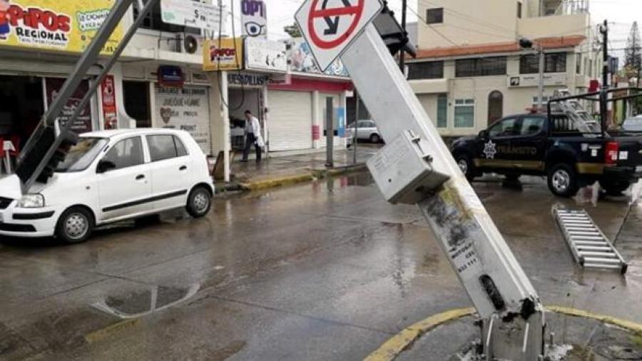 Cae semáforo en carro frente a hospital de Pemex