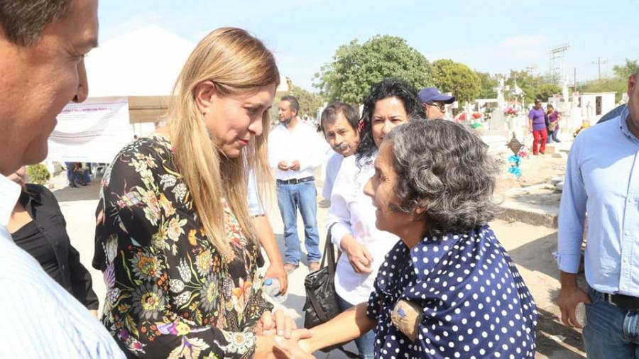 Alcaldesa realiza recorrido en cementerios