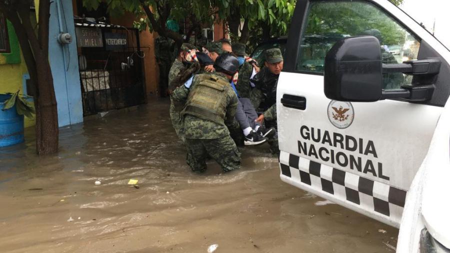 Guardias Nacionales auxilian a pobladores afectados por las fuertes lluvias en Tamaulipas y Nuevo León