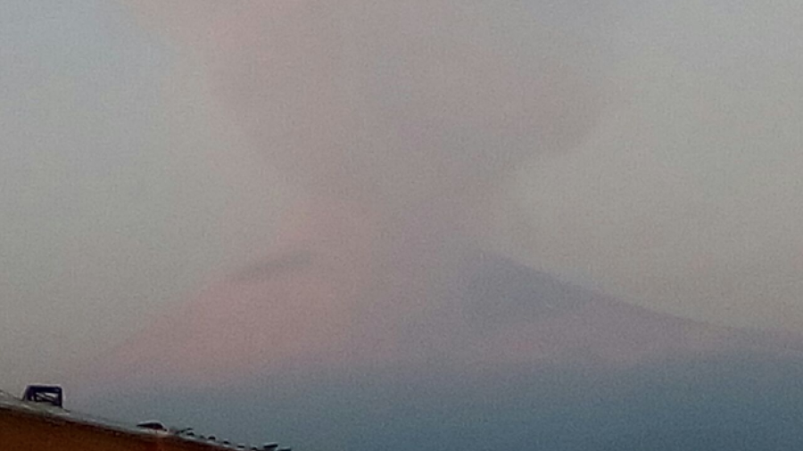 Popocatépetl emite exhalación de 2,000 metros de altura