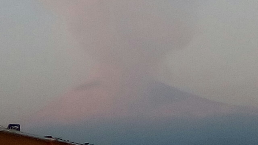 Popocat&eacute;petl emite exhalaci&oacute;n de 2,000 metros de altura