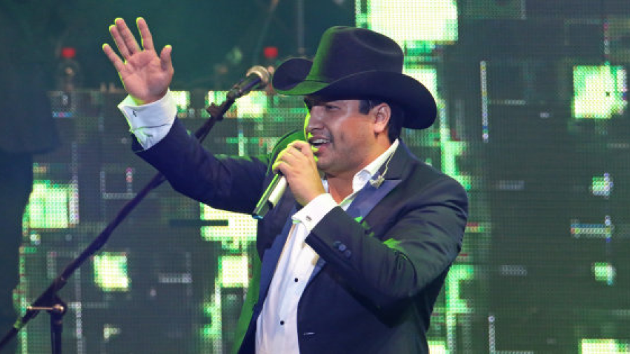 Julión Álvarez levanta la mano para cantar con Luis Miguel