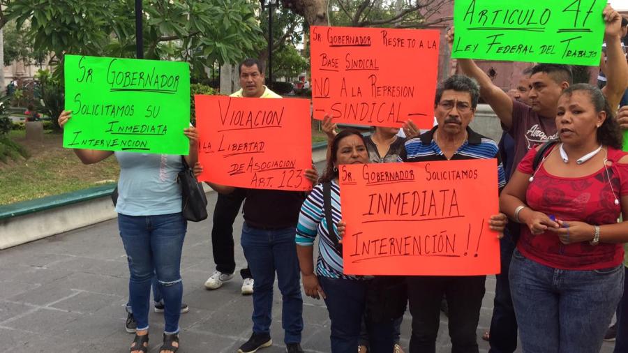 Ex empleados del Ayuntamiento encaran a Gobernador. 