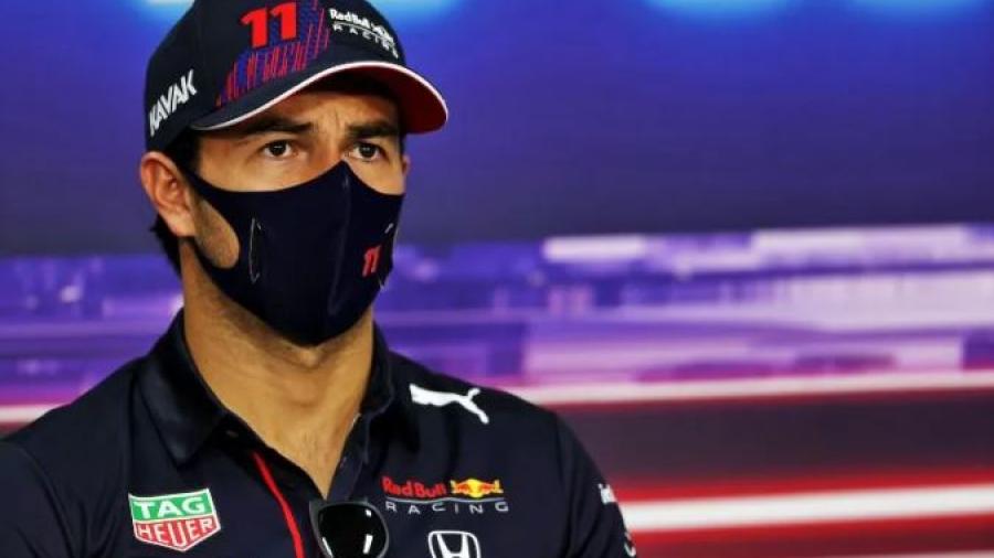 Recibe "Checo" Pérez vacuna contra el COVID-19 en Baréin