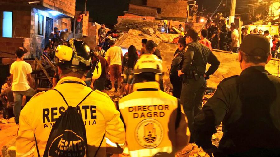 Al menos tres muertos tras colapsar edificio en Medellín