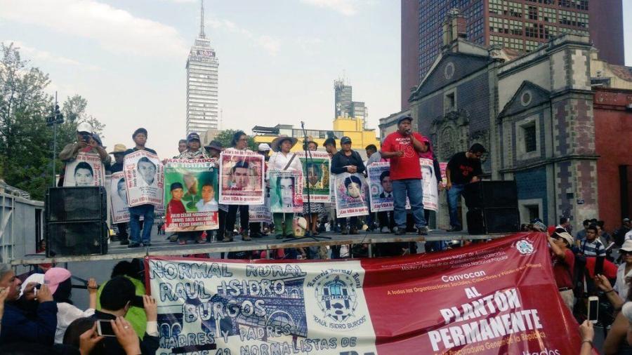 Padres de normalistas protestan para pedir justicia