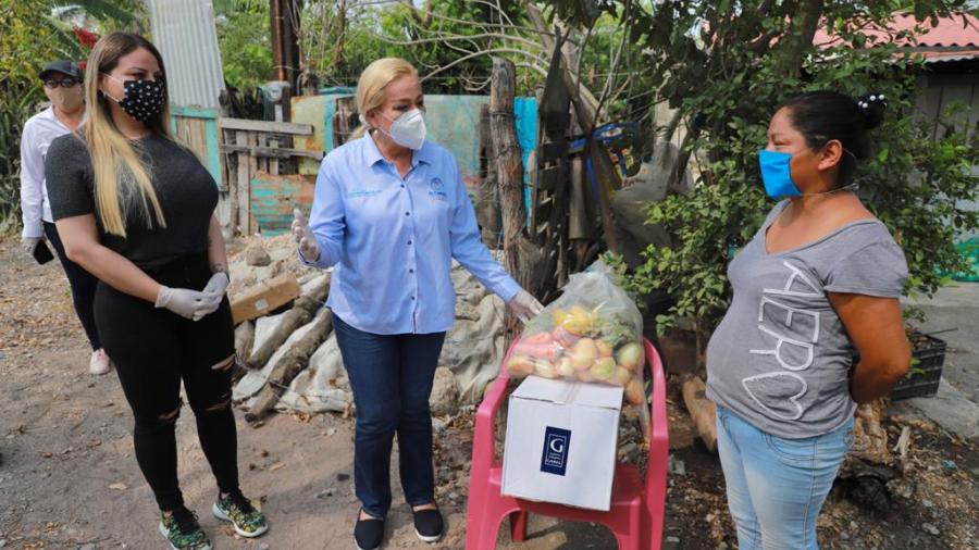 Entrega Alma Laura Amparán apoyos alimenticios a familias de Villa Cuauhtémoc