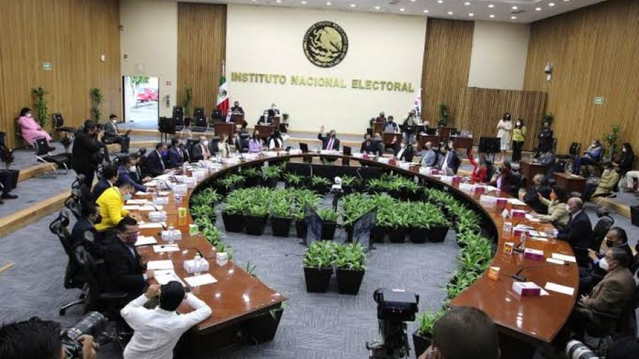 Aplazan proceso de elección de consejeros del INE hasta febrero