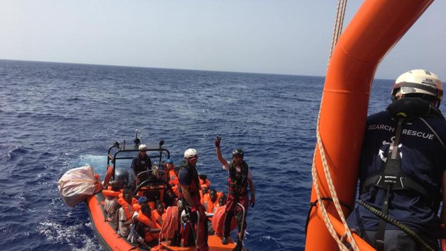 Barco francés rescata a 80 migrantes ante la costa de Libia
