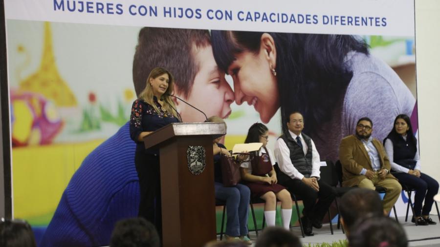 Alcaldesa reparte apoyos a madres de hijos con discapacidad