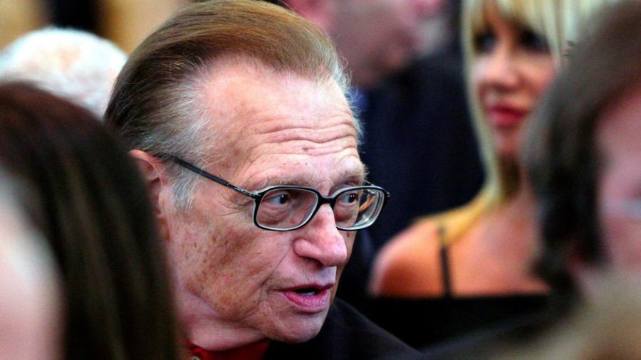 Larry King es hospitalizado por COVID-19