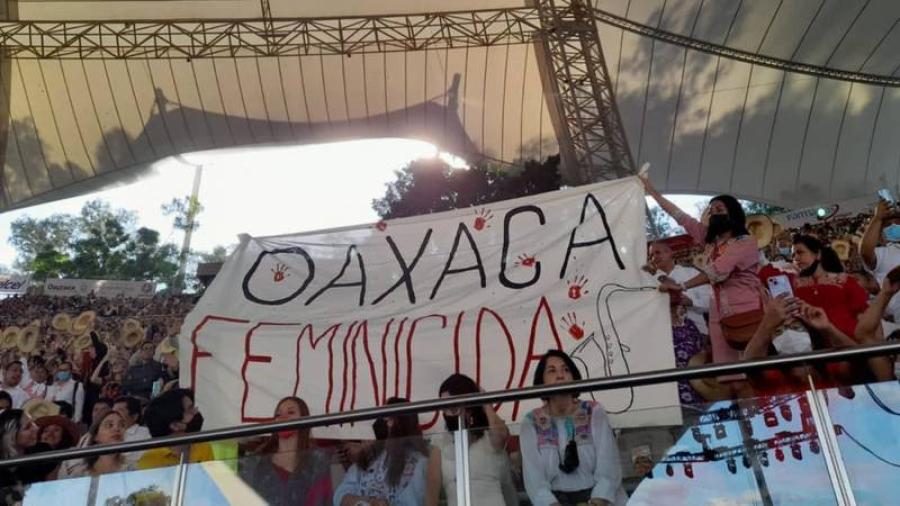 María Elena Ríos protesta en Guelaguetza por feminicidios en Oaxaca, la sacan del lugar