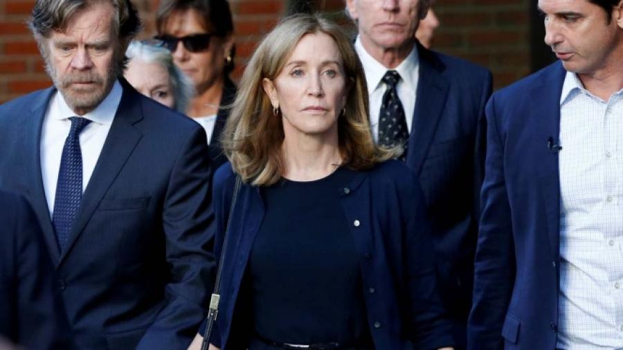 Felicity Huffman ingresa a la cárcel para cumplir condena por sobornos
