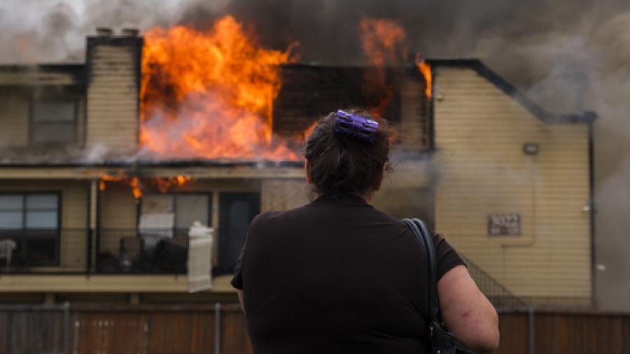 Incendio en Dallas deja sin hogar a decenas de personas