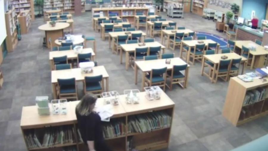 Maestra es despedida por golpear a alumna