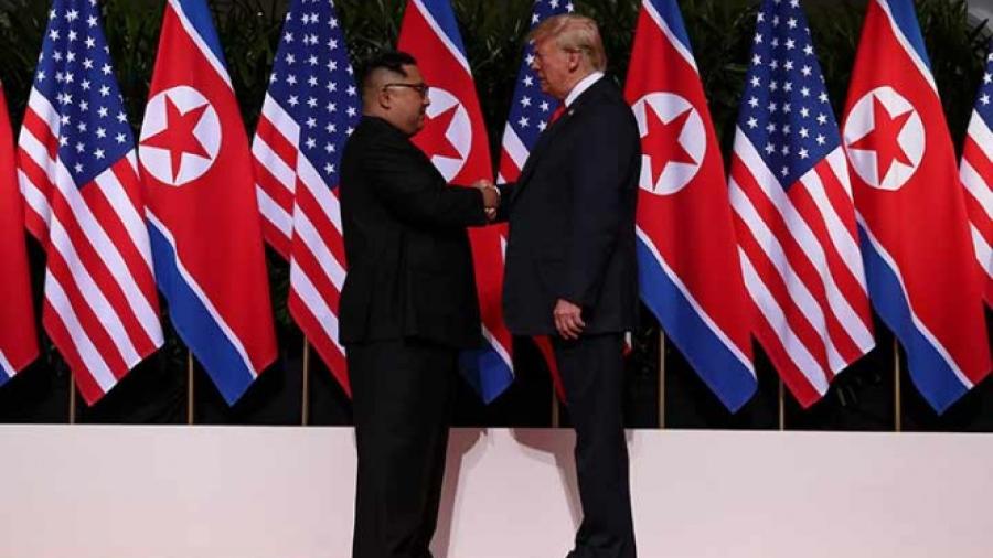 Kim Jong-un y Trump se saludan en histórica reunión en Singapur 