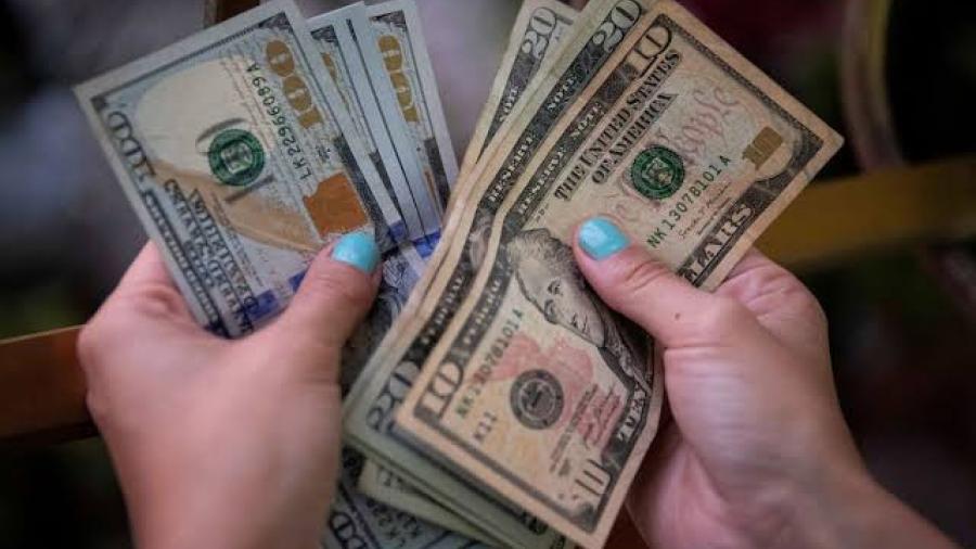 Moscú prohíbe sacar del país más de 10 mil dólares en efectivo