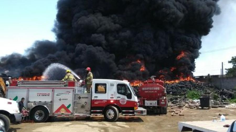 Se incendia tiradero de llantas en Puerto Vallarta