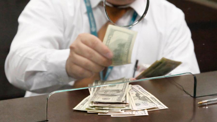 Dólar a la venta en el AICM hasta en 18.25 pesos