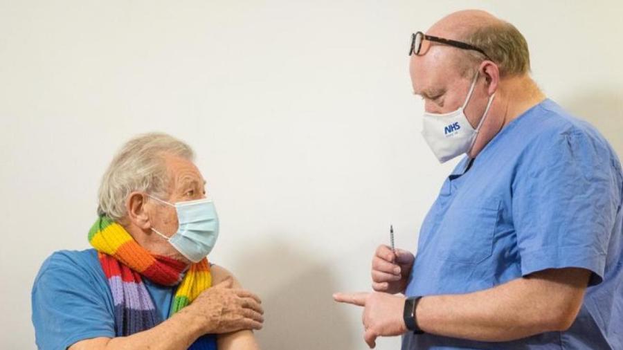Ian McKellen se vacuna contra el Covid-19