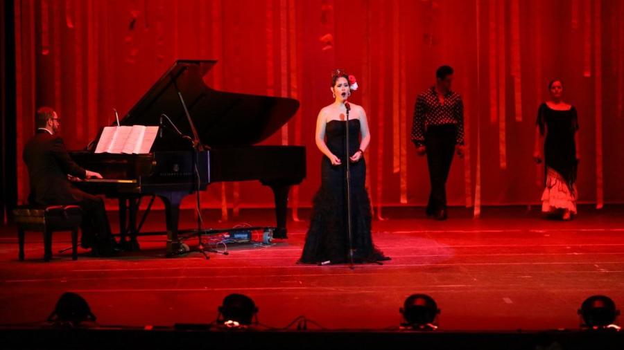 Disfrutan familias neolaredenses de espectáculo español con la soprano Anabel de la Mora