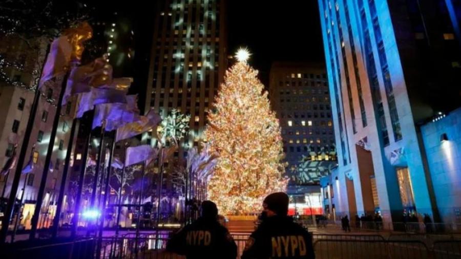 Con restricciones, encienden el tradicional árbol de Navidad del Rockefeller Center en NY