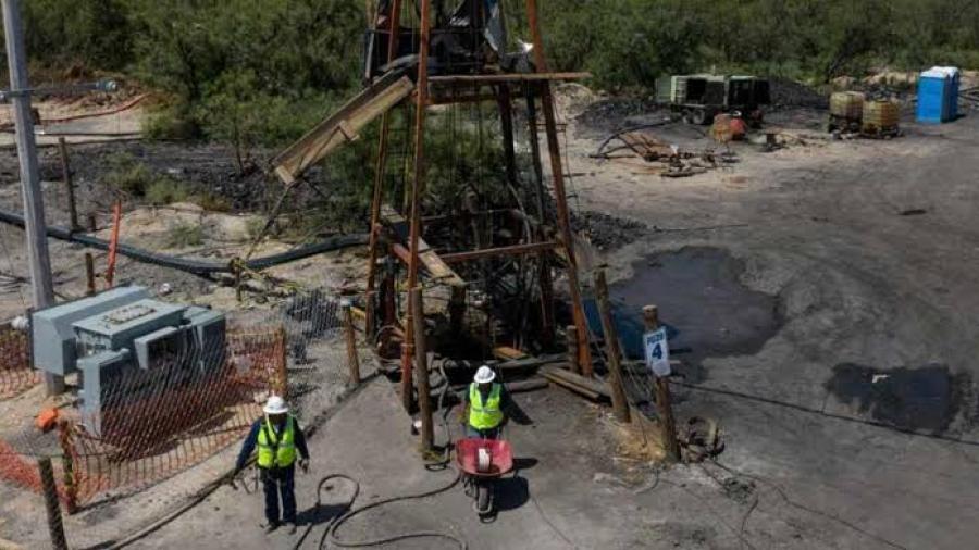 Familias de mineros en Coahuila aceptan el plan de rescate que podría tardar hasta un año