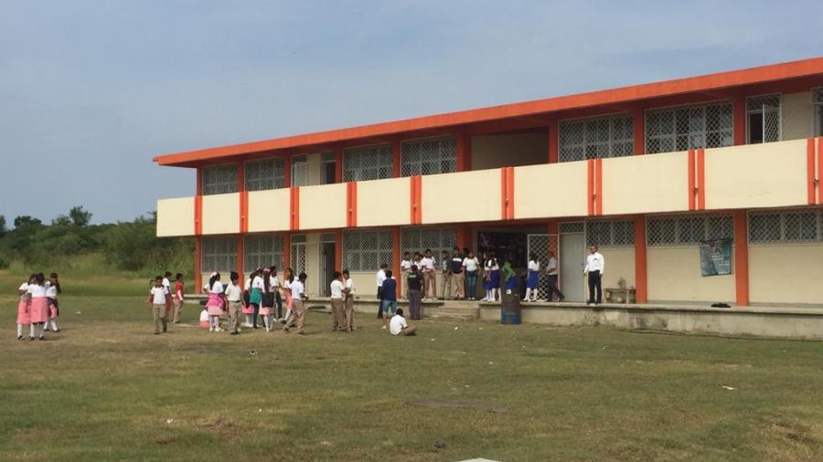 Adolescentes hacen un esfuerzo para trabajar y continuar sus estudios