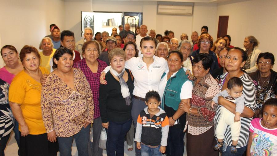 Beneficia diputada a 50 personas con aparatos auditivos 