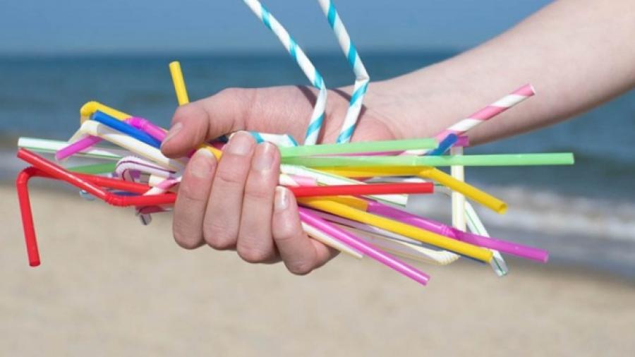 California prohíbe uso de popotes