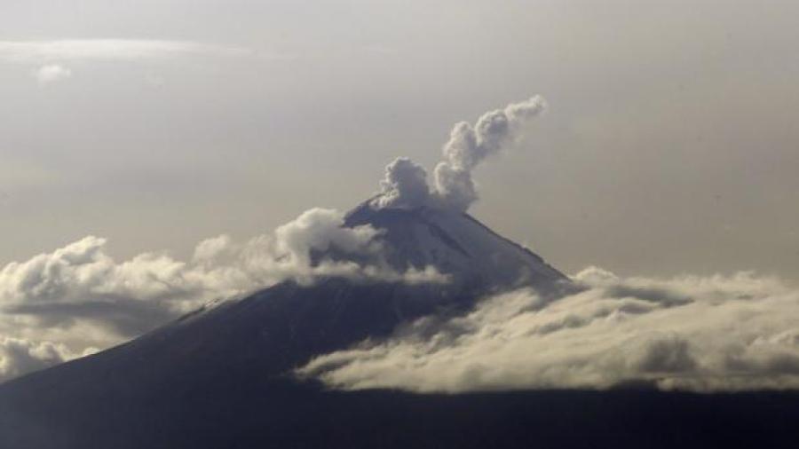 Volcán Popocatépetl con ligera presencia de nieve