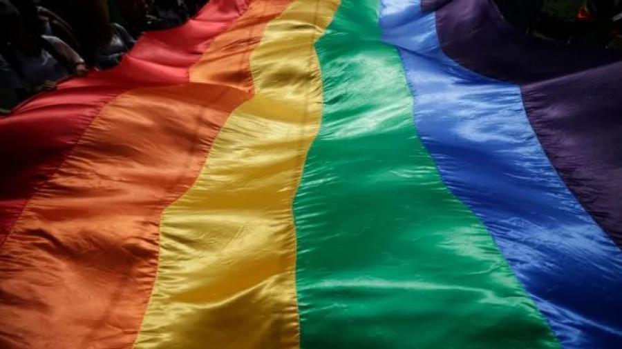 Aprueban ley en Hungría que prohíbe adopción de niños a parejas del mismo sexo 