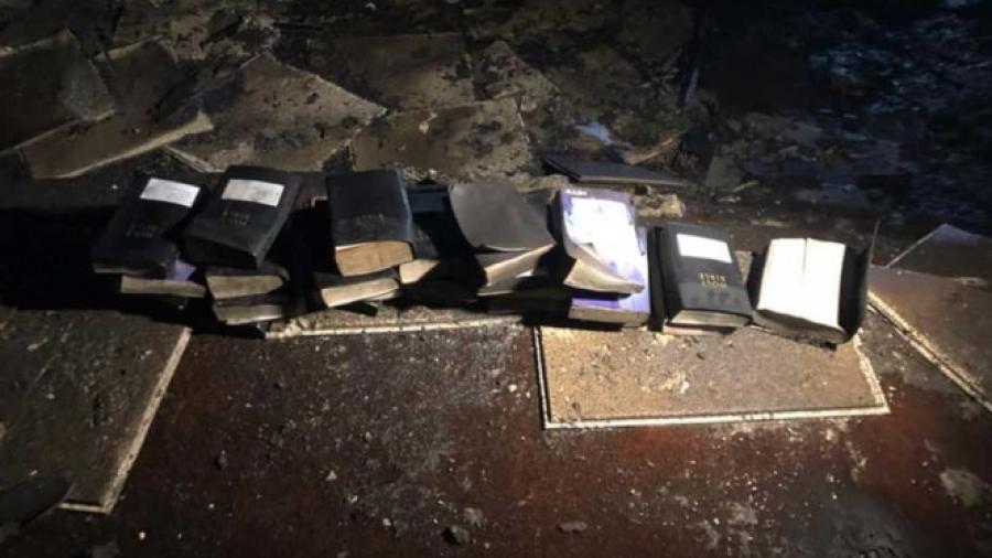 Biblias y cruces intactas tras demoledor incendio