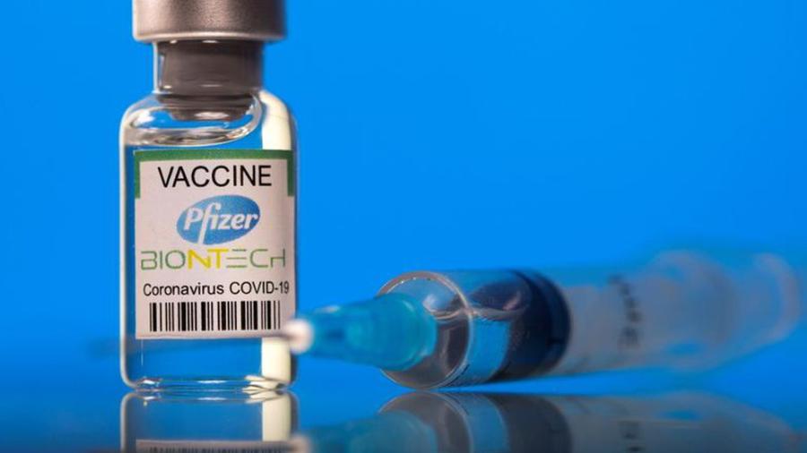 FDA podría dar autorización plena a vacuna Pfizer contra el COVID-19