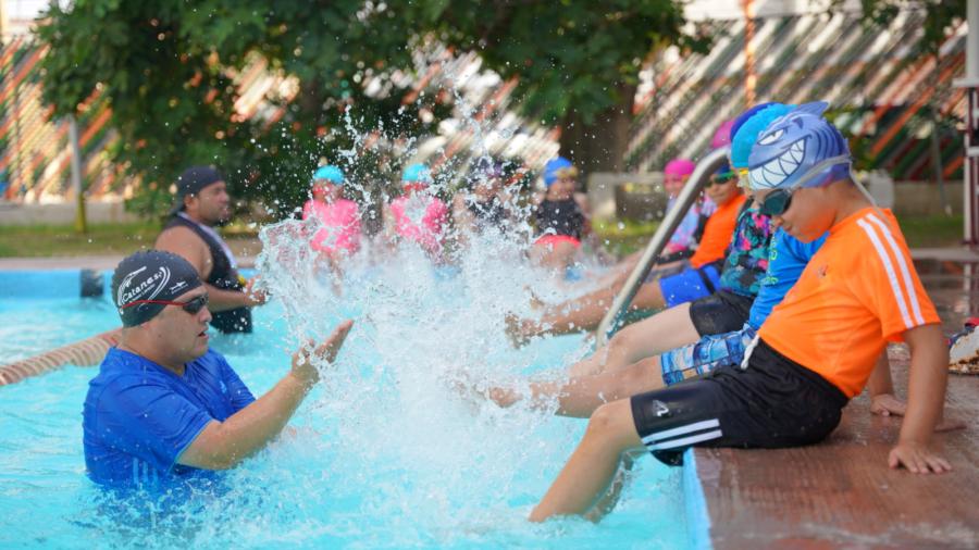 Inician niños y jóvenes curso de natación en Unidad Deportiva