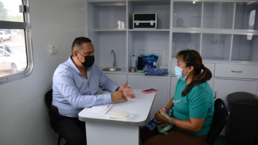 Brinda DIF recomendaciones a mujeres para detectar cáncer de mama 