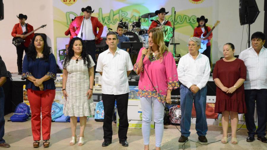 Felicita Maki a barrenderos en su día