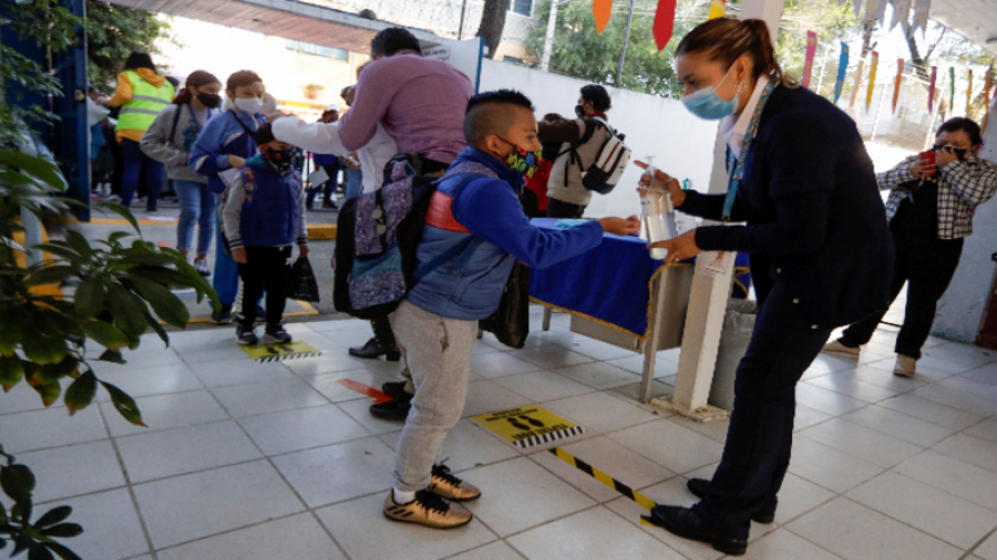 Este lunes estudiantes y docentes vuelven a las aulas en todo el país, tras más de un año de clases virtuales 
