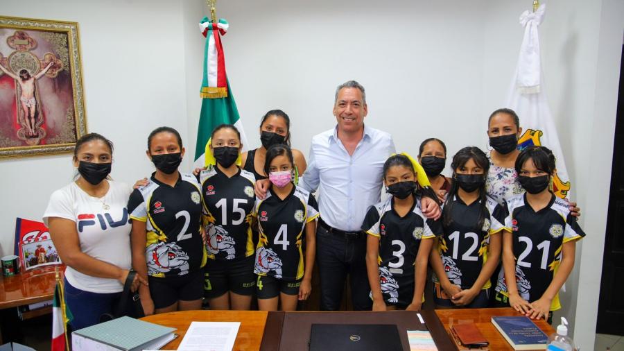 Impulsa Ayuntamiento a deportistas que participarán en el Nacional de Vóleibol 
