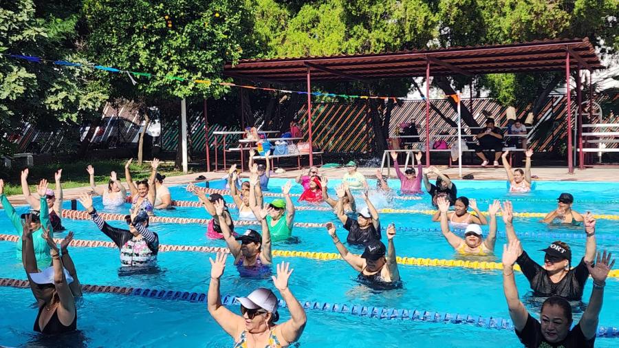 Bailan al ritmo del verano en la alberca de la Unidad Deportiva
