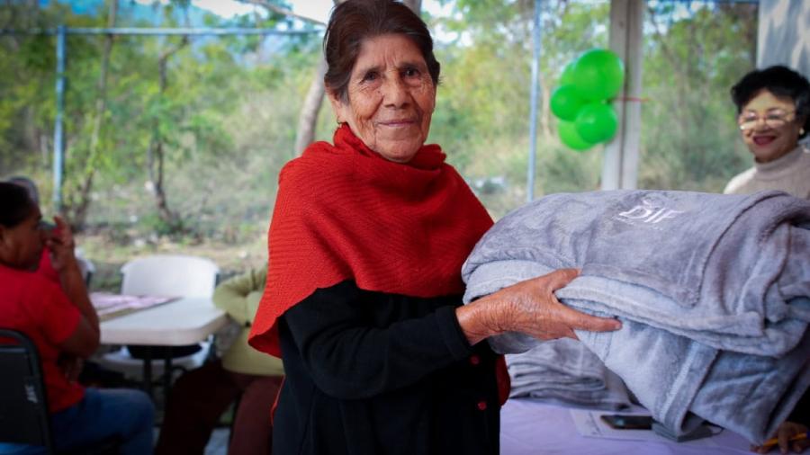DIF Tamaulipas apapacha a adultos mayores de 24 municipios con el programa “Abrígate en Invierno”