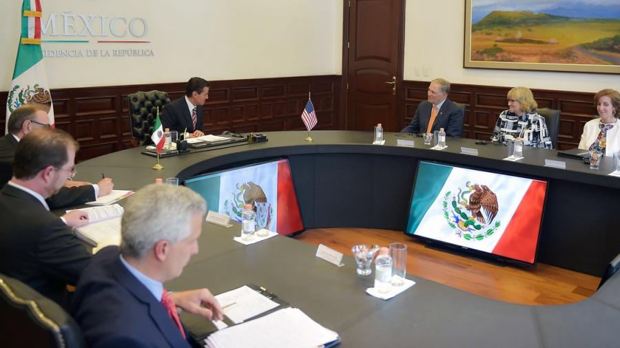 Peña Nieto recibe a canciller de Alemania y al gobernador de Washington